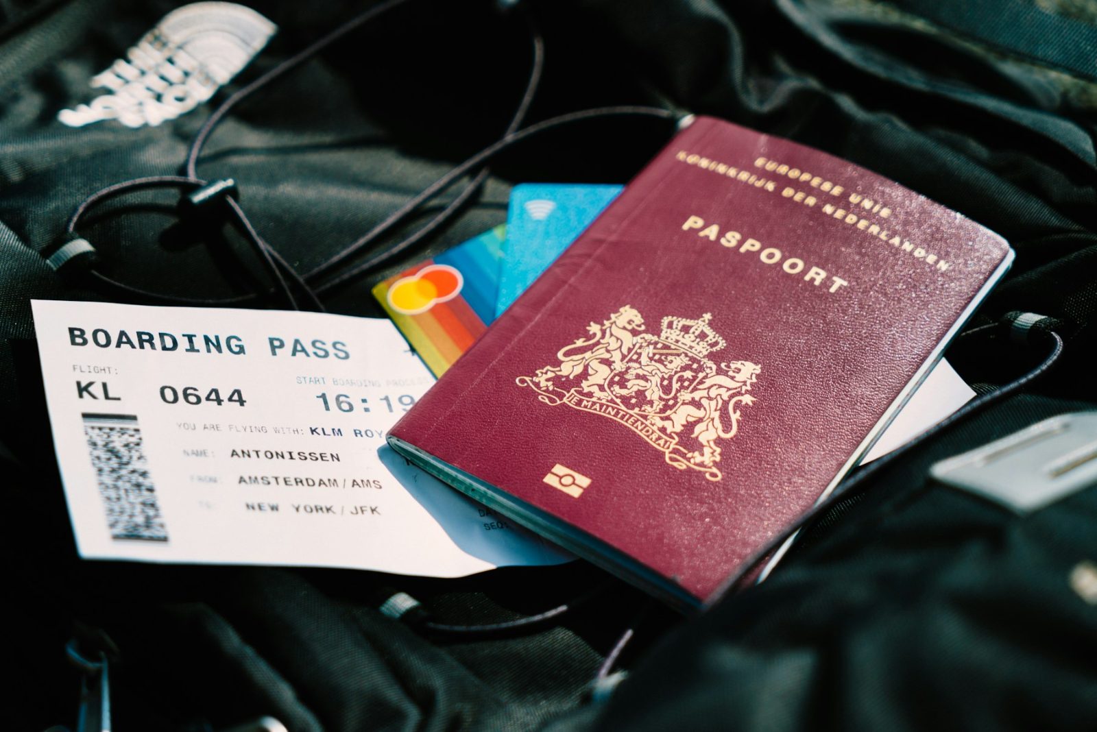 Passaporte e cartão de embarque sobre uma mala, prontos para a viagem
